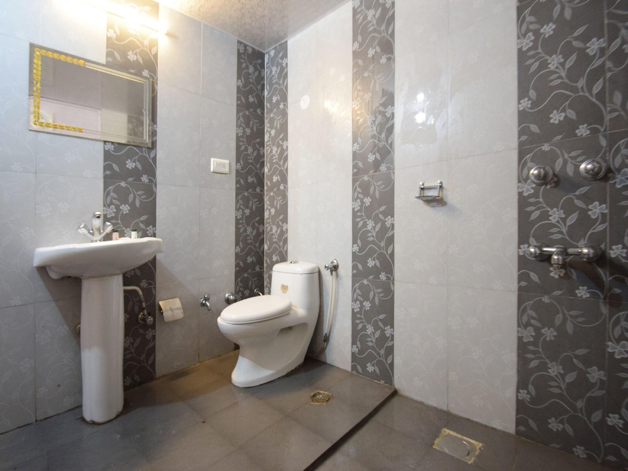 Oyo 29131 Hotel Mn Grand Shamshabad Exteriör bild