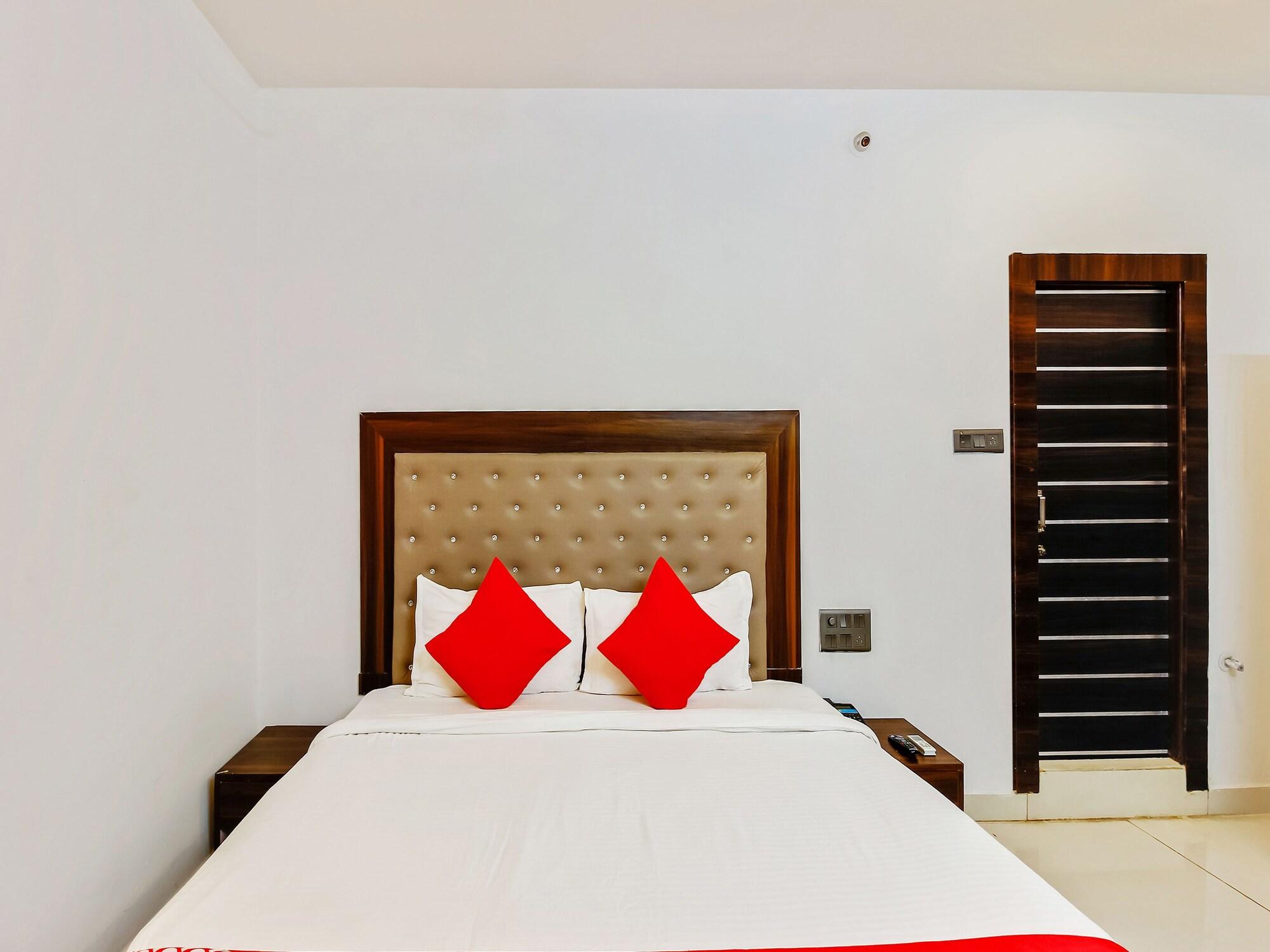 Oyo 29131 Hotel Mn Grand Shamshabad Exteriör bild